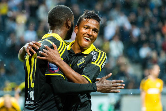 s Niclas Eliasson firar med Henok Goitom