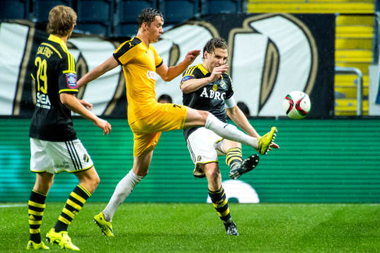 s Eero Tamminen bryter skott från AIK:s Nils-Eric Johansson