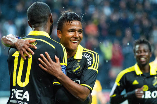 s Niclas Eliasson firar med Henok Goitom