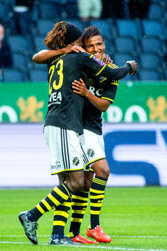 s Niclas Eliasson firar med Mohamed Bangura