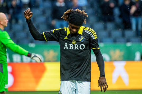 s Mohamed Bangura jublar