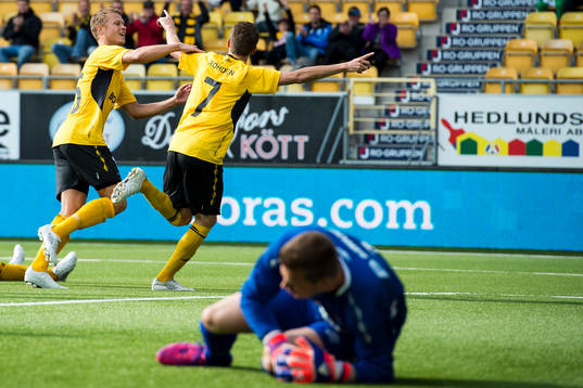 Elfsborgs Marcus Rohdén (rygg mot kameran) jublar ihop med