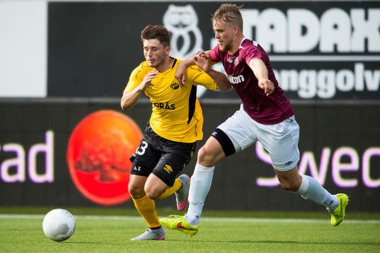 Elfsborgs Arber Zeneli och Lahtis Henri Toivomäki jagar