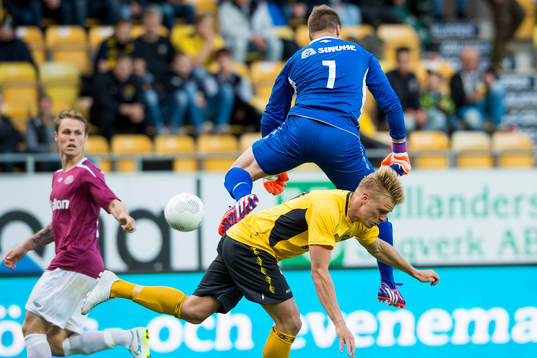 Lahtis målvakt Henrik Moisanderkolliderar med Elfsborgs