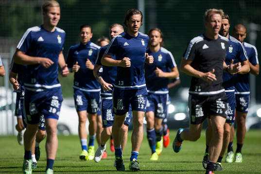 IFK Göteborgs Gustav Svensson värmer upp