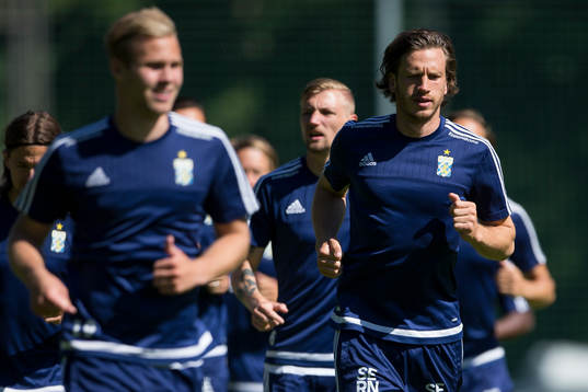 IFK Göteborgs Gustav Svensson värmer upp