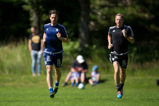 IFK Göteborgs Gustav Svensson tränar ihop med sjukgymnast