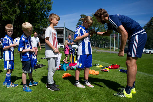 IFK Göteborgs Mattias Bjärsmyr skriver autografer