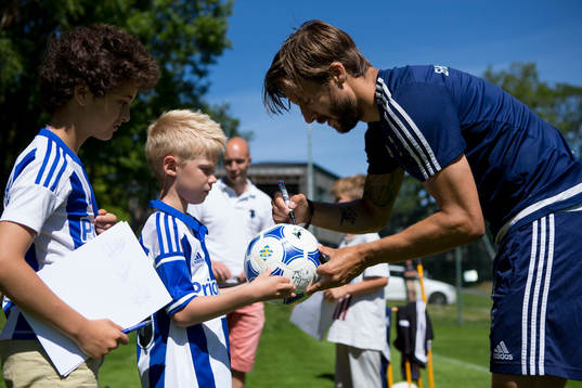 IFK Göteborgs Mattias Bjärsmyr skriver autografer