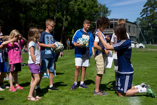 IFK Göteborgs Lasse Vibe skriver autografer