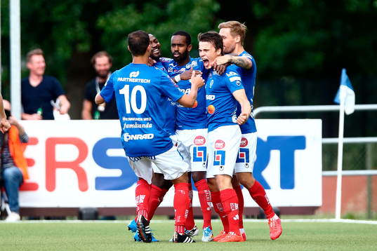 Åtvidabergs Simon Skrabb jublar med sitt lag
