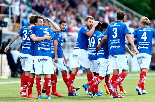 Åtvidabergs Simon Skrabb kramar om Kristian Bergström