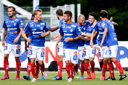 Åtvidabergs Simon Skrabb, th, firar