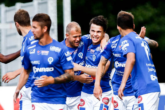 Åtvidabergs Simon Skrabb, th, firar