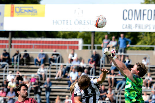 Qvidings målvakt Rasmus Iversen boxar bollen framför