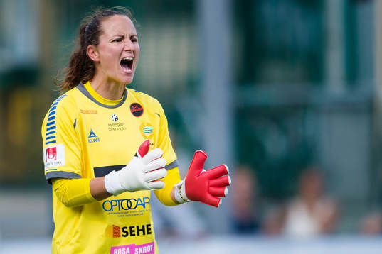 Hammarbys målvakt Sofia Lundgren jublar