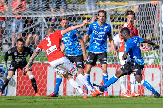 Kalmars Marcus Nilsson provar skott i slutminuterna av