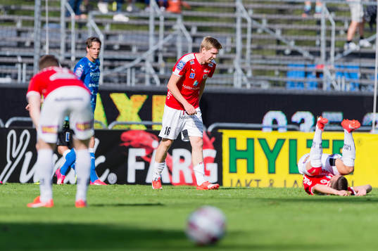 Kalmars spelare med David Elm i mitten deppar