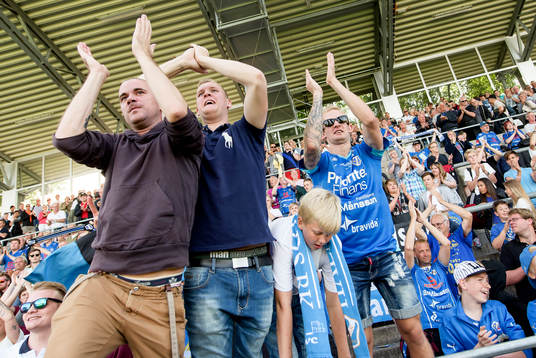 Halmstads supportrarna jublar