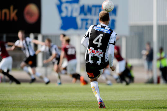 Landskronas Mikael Dahlgren lägger en frispark