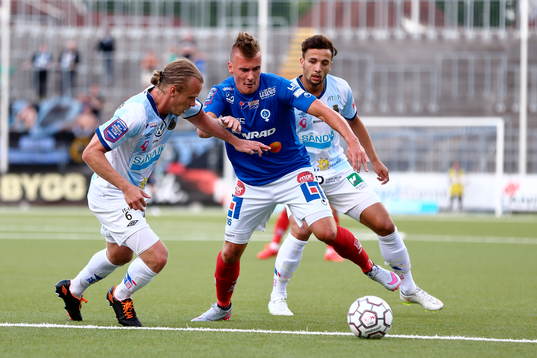 Åtvidabergs Pontus Nordenberg mellan Gefles Jesper Florèn