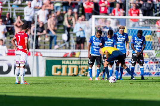 Kalmars Ismael Silva Lima väntar på att slå en frispark