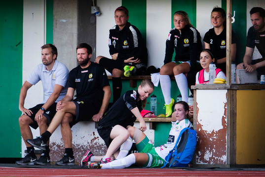 Hammarbys Emma Jansson får sitt ben lindat