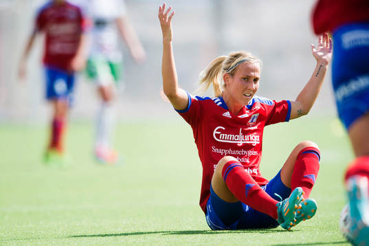 Vittsjös Kirsty Yallop reagerar mot domaren