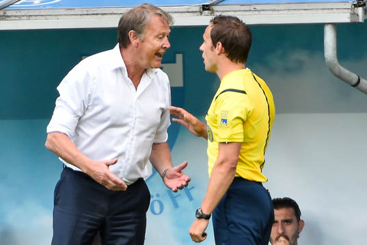 Malmö FFs tränare Åge Hareide i samtal med domaren