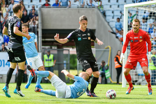 Malmö FFs Anton Tinnerholm faller nära straffområdet