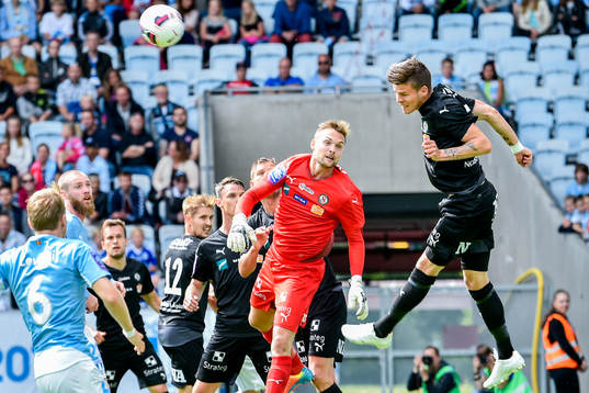 Örebros Eidur Aron Sigurbjörnsson  rensar bort bollen