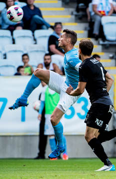 Malmö FFs Markus Rosenberg mot Örebros Logi Valgardsson