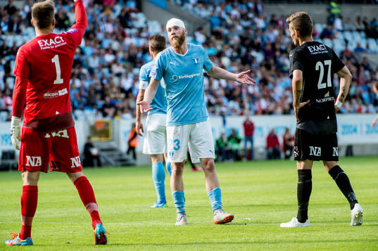 Malmö FFs Jo Inge Berget med bandage i het diskussion med