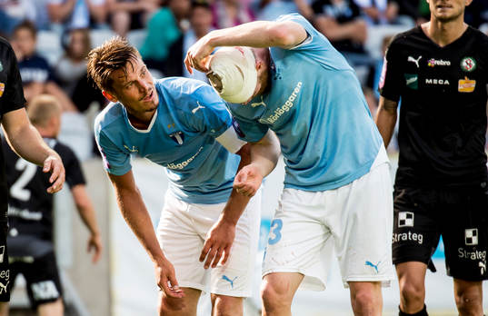 Malmö FFs Markus Rosenberg hjälper Jo Inge Berget med