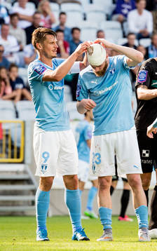 Malmö FFs Markus Rosenberg hjälper Jo Inge Berget med
