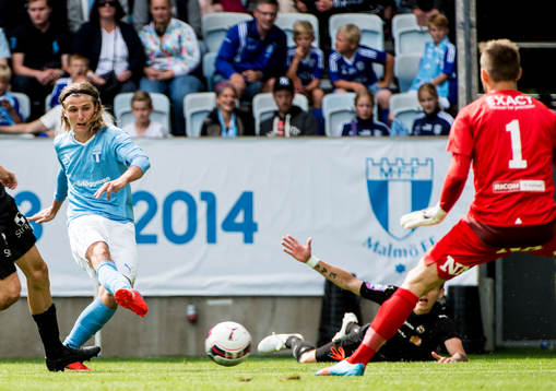 Malmö FFs Pawel Cibicki gör 1-0 på Örebros målvakt