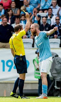 Malmö FFs Jo Inge Berget får gult kort av domaren
