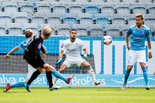 Örebros Karl Holmberg gör 1-2 på Malmö FFs målvakt