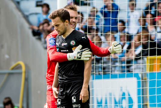 Örebros målvakt Oscar Jansson kramar om Logi Valgardsson