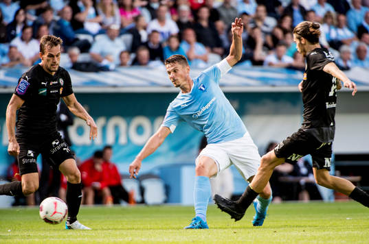 Malmö FFs Markus Rosenberg mot Örebros Logi Valgardsson