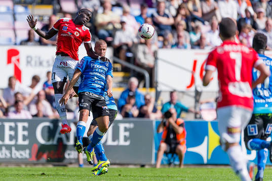 Kalmars Papa Alioune Diouf och Halmstads Christoffer