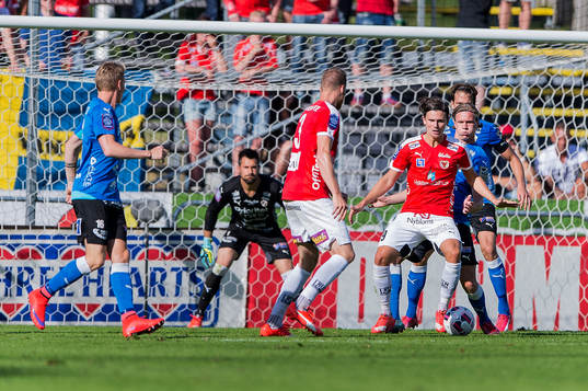 Kalmars Marcus Antonsson lägger upp bollen för Marcus