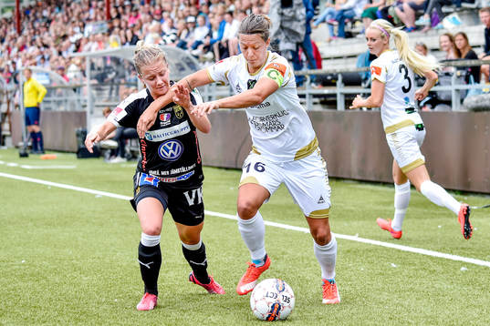 Umeås Emma Åberg Zingmark och FC Rosengårds Lina Nilsson