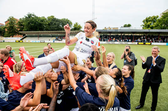 FC Rosengårds Therese Sjögran hyllas av lagkamraterna vid
