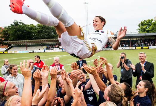 FC Rosengårds Therese Sjögran hyllas av lagkamraterna vid
