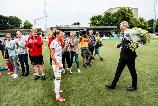 FC Rosengårds Therese Sjögran hyllas av lagkamraterna och