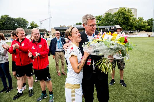 FC Rosengårds Therese Sjögran hyllas av lagkamraterna och