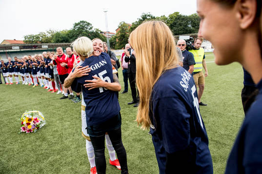 FC Rosengårds Therese Sjögran hyllas av lagkamraterna vid