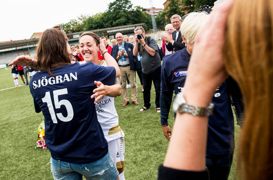 FC Rosengårds Therese Sjögran hyllas av lagkamraterna vid