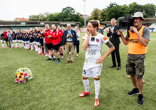 FC Rosengårds Therese Sjögran hyllas av lagkamraterna vid